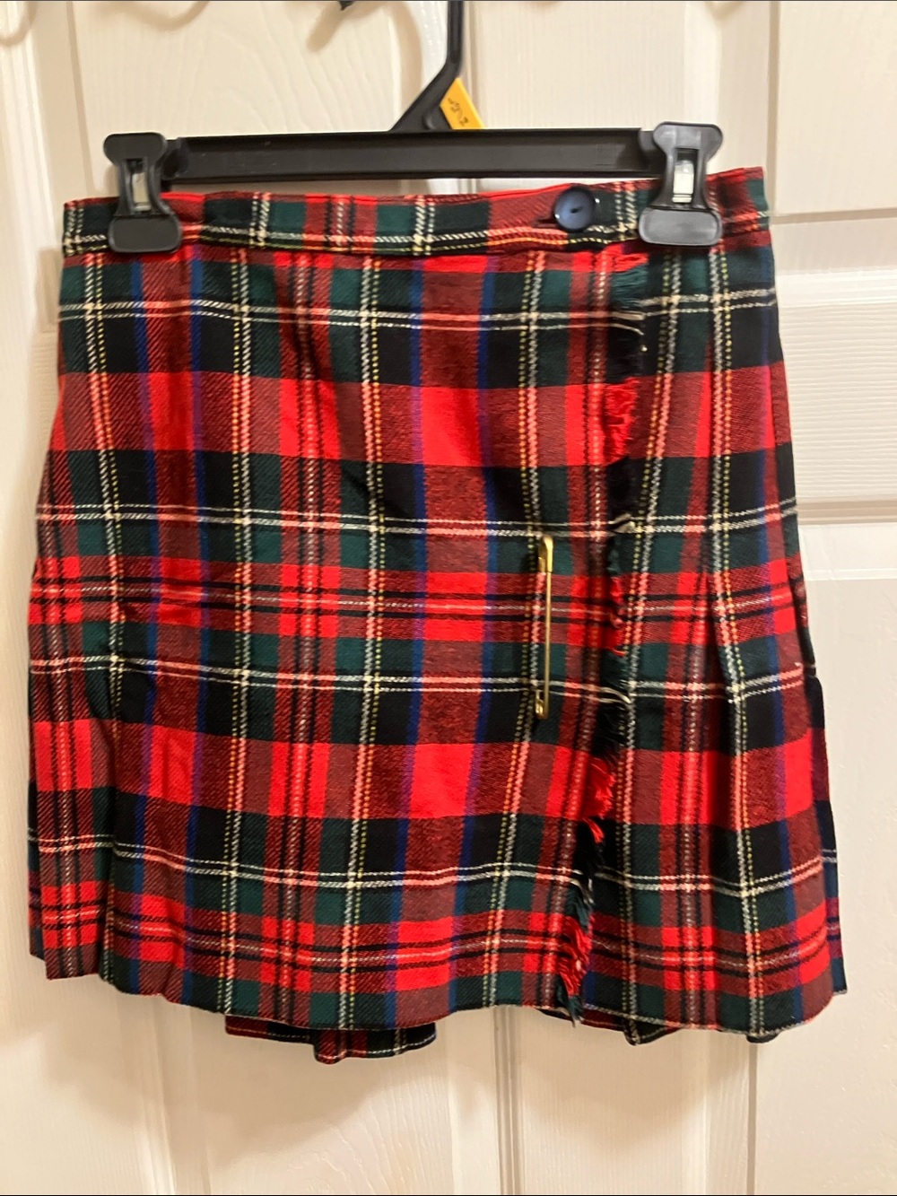 Red Vintage Plaid Tartan Wool Mini Skirt with Decorative Gold Pin
